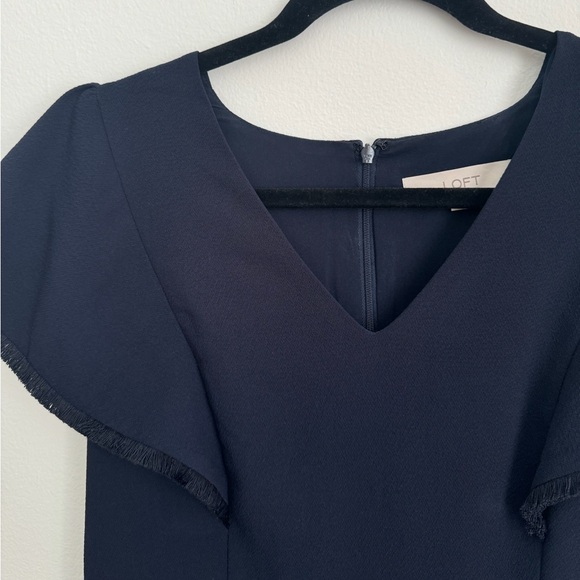 LOFT Navy Blue Flutter Sleeve V-Neck Solid Crepe Sheath Mini Dress Size 4P - Picture 4 of 8